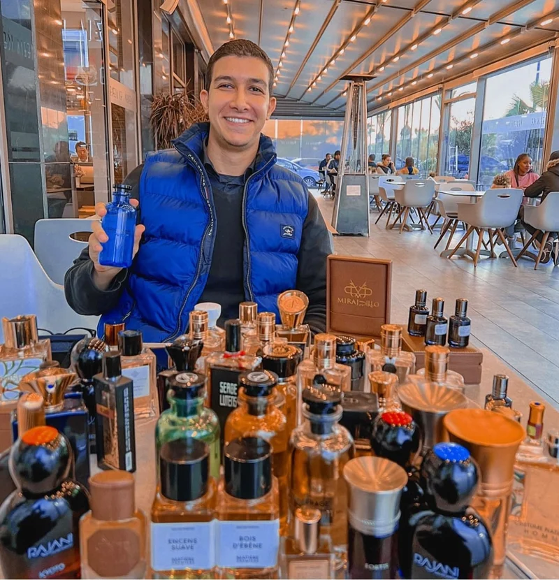 Jaber Ghribi entouré de flacons de parfum